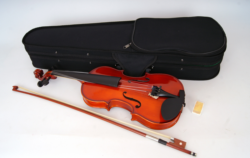 Caraya MV-002 Скрипка 3/4 с футляром и смычком.